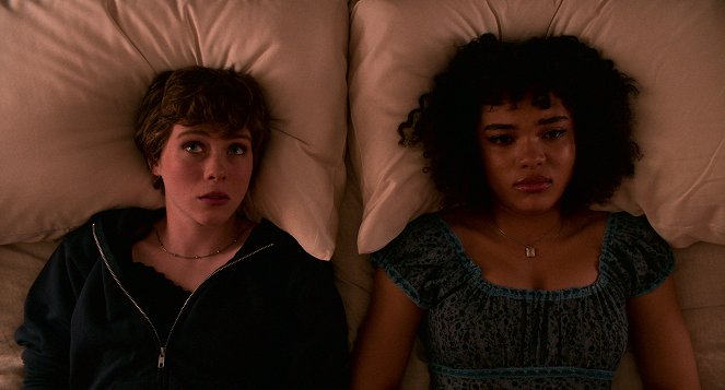 I Am Not Okay with This - The Party's Over - Photos - Sophia Lillis, Sofia Bryant