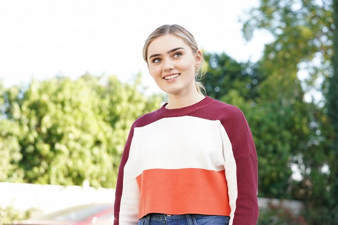 American Housewife - A Very English Scandal - Van film - Meg Donnelly