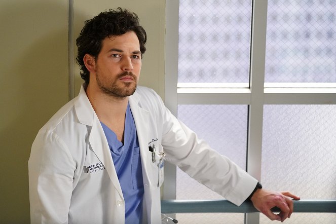 Grey's Anatomy - Give a Little Bit - Photos - Giacomo Gianniotti