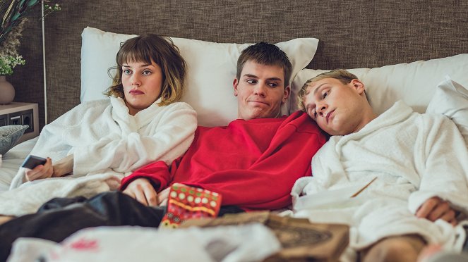 Adults - Season 1 - Pääsiäinen: Staycation - Photos - Anna Airola, Mikko Kauppila, Elias Salonen