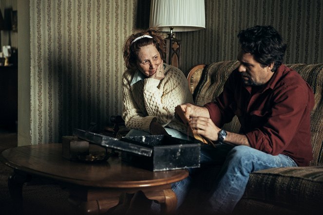 I Know This Much Is True - Episode 1 - Photos - Melissa Leo, Mark Ruffalo