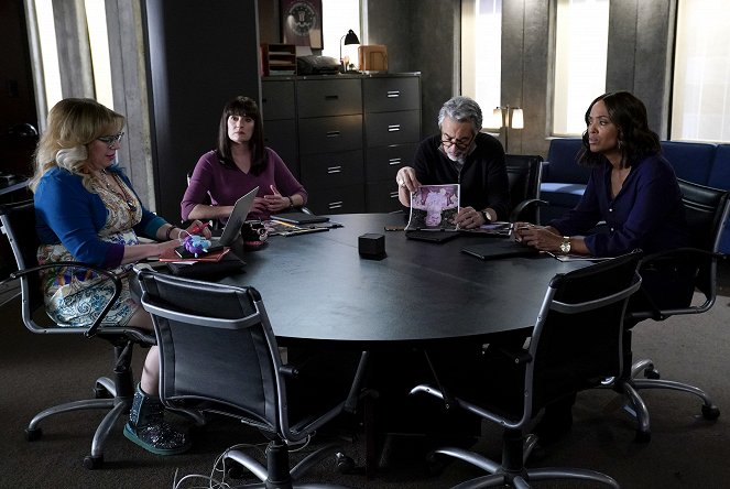 Criminal Minds - Season 15 - Under the Skin - Photos - Kirsten Vangsness, Paget Brewster, Joe Mantegna, Aisha Tyler