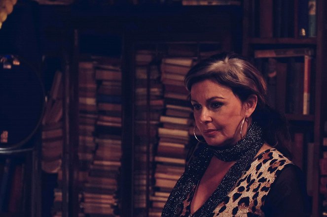 Queens of Mystery - Death by Vinyl, First Chapter - Do filme - Julie Graham