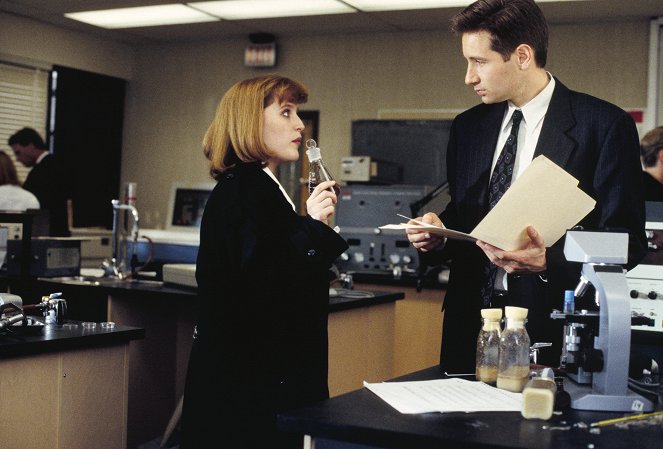 The X-Files - The Erlenmeyer Flask - Van film - Gillian Anderson, David Duchovny
