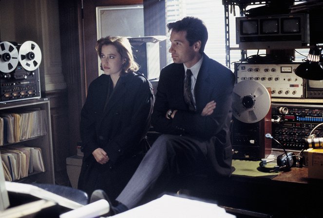 The X-Files - Season 1 - E.B.E - Photos - Gillian Anderson, David Duchovny