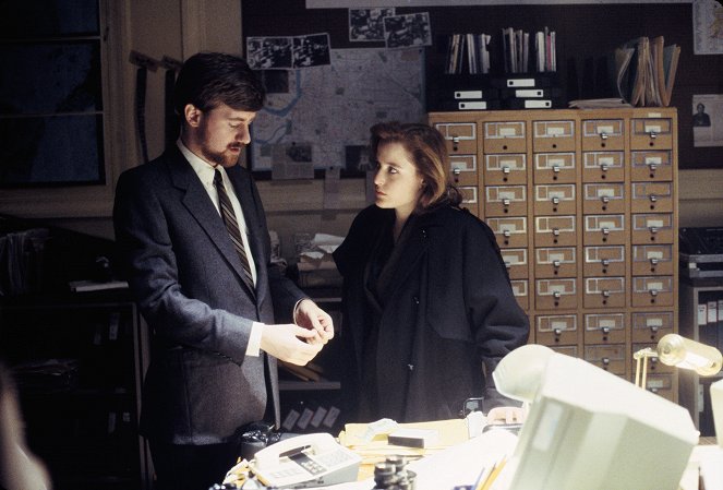 The X-Files - Season 1 - E.B.E - Photos - Bruce Harwood, Gillian Anderson
