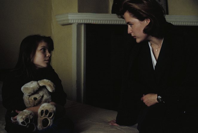 The X-Files - Eve - Film - Sabrina Krievins, Gillian Anderson