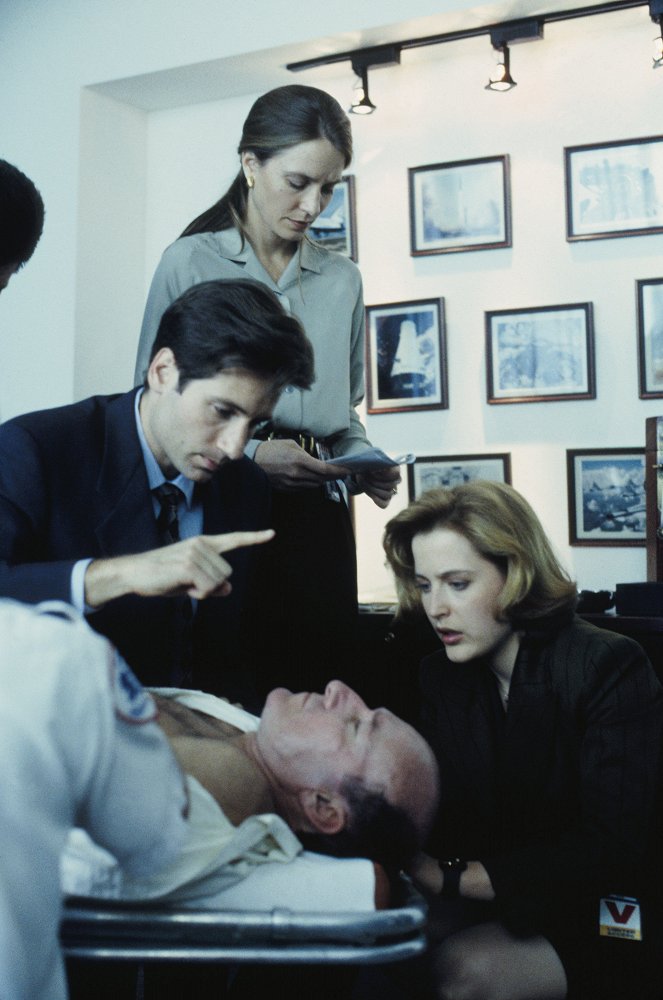 The X-Files - Space - Photos - David Duchovny, Susanna Thompson, Ed Lauter, Gillian Anderson