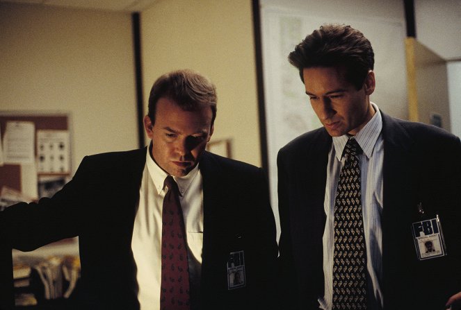 The X-Files - Season 1 - Ghost in the Machine - Van film - Wayne Duvall, David Duchovny