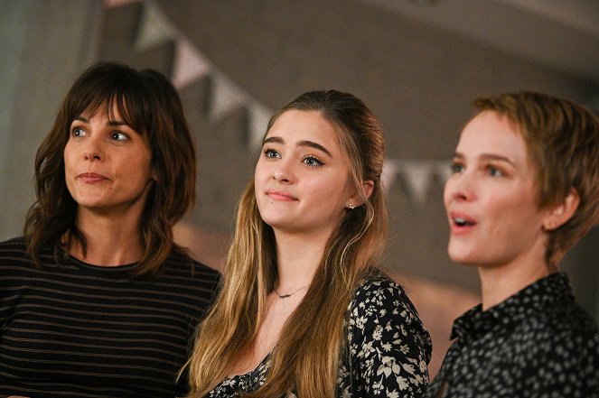 A Million Little Things - Season 2 - Mothers and Daughters - Van film - Stephanie Szostak, Lizzy Greene