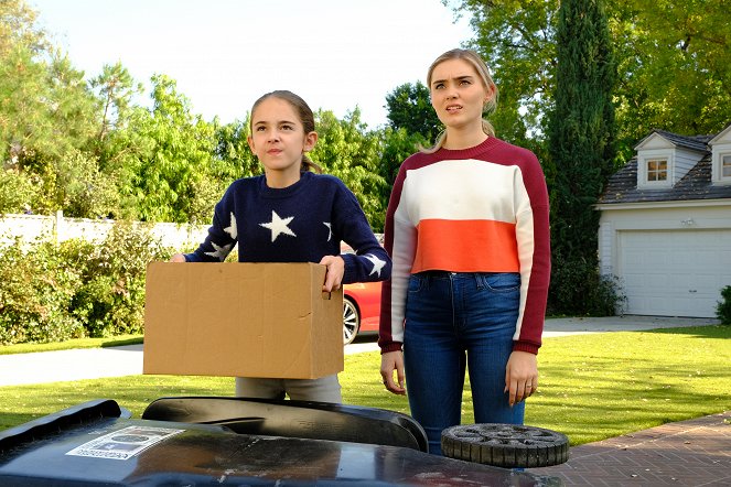 American Housewife - A Very English Scandal - Van film - Julia Butters, Meg Donnelly