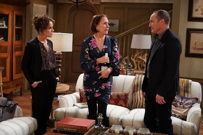 The Conners - Beards, Thrupples and Robots - Photos - Laurie Metcalf, Clark Gregg