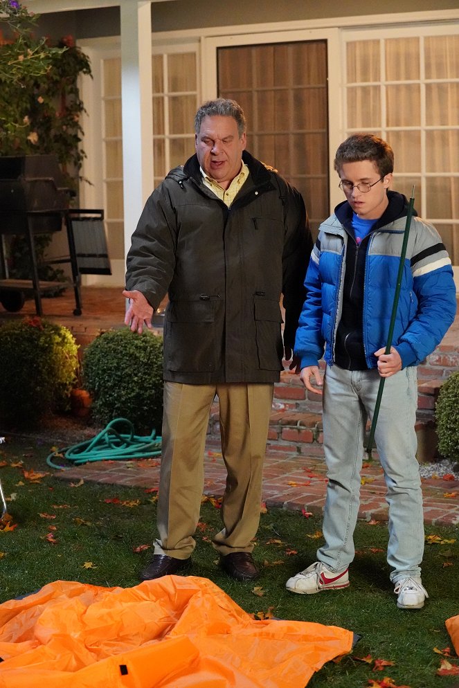 The Goldbergs - Season 7 - A Fish Story - Photos - Jeff Garlin, Sean Giambrone