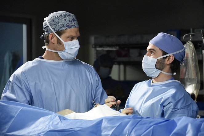 Grey's Anatomy - Give a Little Bit - Photos - Chris Carmack, Jake Borelli