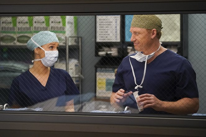 Grey's Anatomy - Season 16 - Give a Little Bit - Photos - Camilla Luddington, Richard Flood