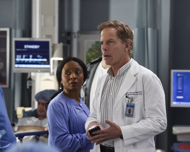 Grey's Anatomy - Season 16 - Give a Little Bit - Photos - Greg Germann