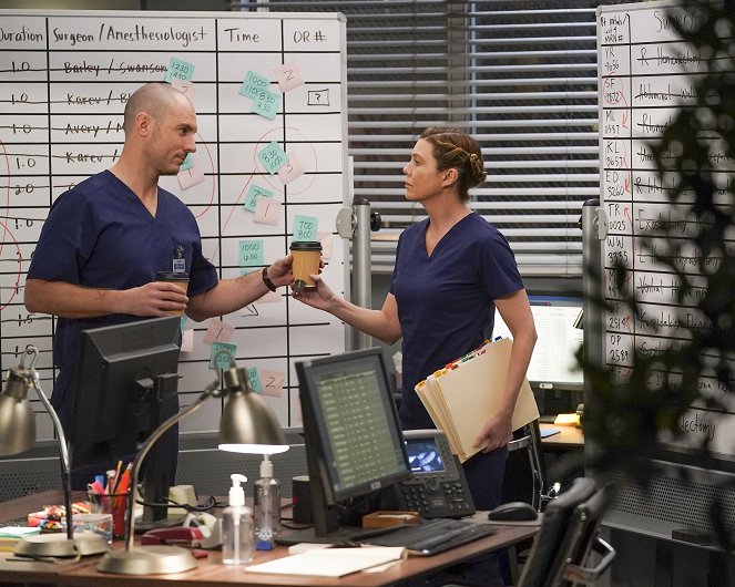 Grey's Anatomy - Season 16 - Give a Little Bit - Photos - Richard Flood, Ellen Pompeo