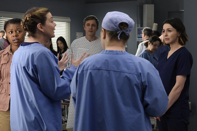 Grey's Anatomy - Season 16 - Give a Little Bit - Photos - Ellen Pompeo, Caterina Scorsone