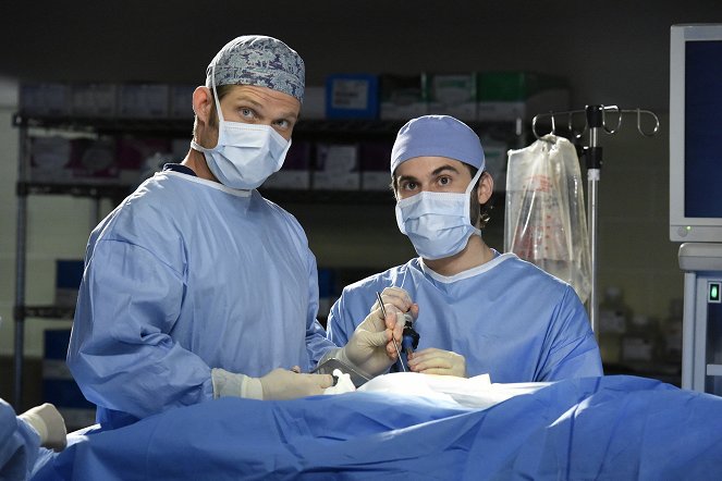 Grey's Anatomy - Give a Little Bit - Photos - Chris Carmack, Jake Borelli