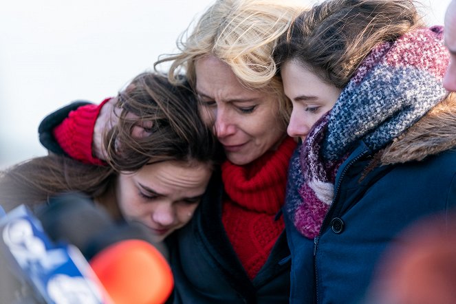 Lost Girls - Photos - Oona Laurence, Amy Ryan, Thomasin McKenzie