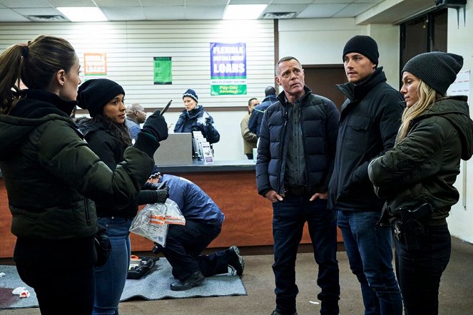 Policie Chicago - Intimate Violence - Z filmu - Lisseth Chavez, Jason Beghe, Patrick John Flueger, Tracy Spiridakos