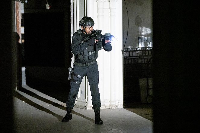 SWAT - Különleges egység - Season 3 - Bilincs és karperec - Filmfotók - Shemar Moore