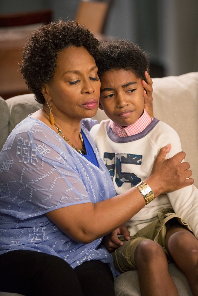 Black-ish - Season 2 - Dr. Hell No - De la película - Jenifer Lewis, Miles Brown