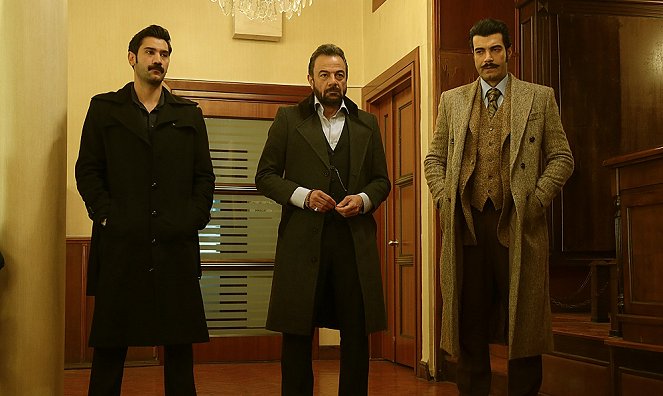 Bir Zamanlar Çukurova - Season 2 - Episode 22 - De la película - Uğur Güneş, Kerem Alışık, Murat Ünalmış