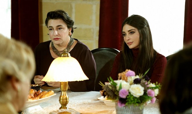 Bir Zamanlar Çukurova - Episode 22 - De la película - Esra Dermancıoğlu, Melike İpek Yalova