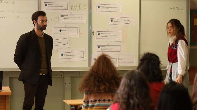 Öğretmen - 2. Ders: Zaman - De la película - İlker Kaleli, Bensu Uğur