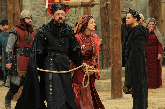 Kuruluş: Osman - Season 1 - Episode 2 - Kuvat elokuvasta - Burak Sarımola, Buse Arslan Akdeniz