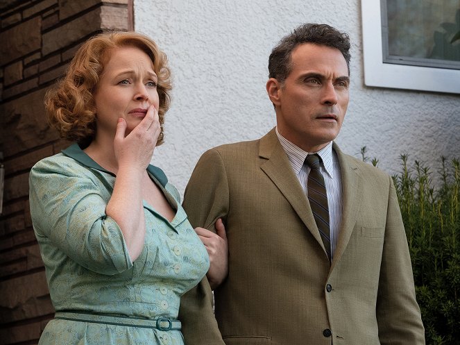 The Man in the High Castle - Season 4 - All Serious Daring - Photos - Chelah Horsdal, Rufus Sewell