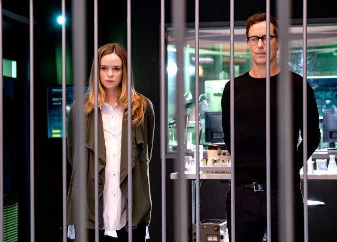 The Flash - Grodd Friended Me - Van film - Danielle Panabaker, Tom Cavanagh