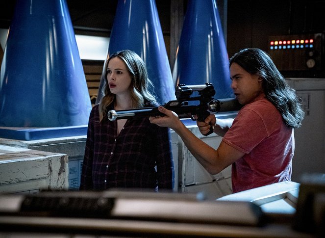 The Flash - The Exorcism of Nash Wells - Photos - Danielle Panabaker, Carlos Valdes