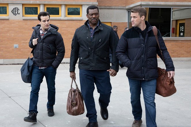 Chicago Fire - Protect a Child - Photos - Eamonn Walker, Jesse Spencer