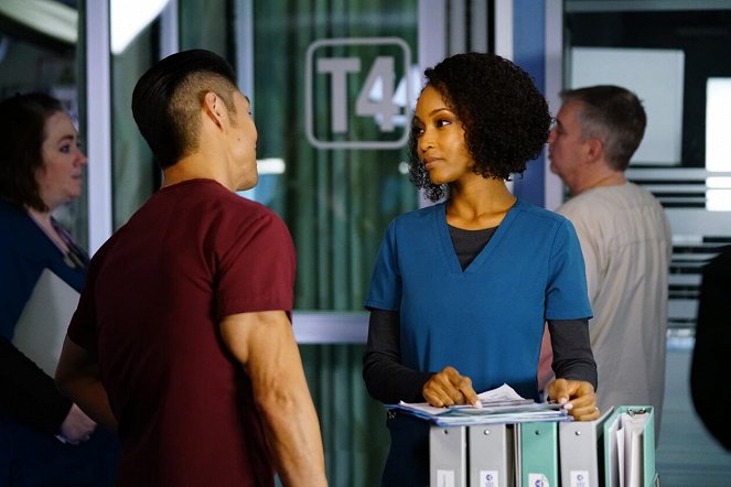 Chicago Med - Pain is for the Living - Van film - Yaya DaCosta