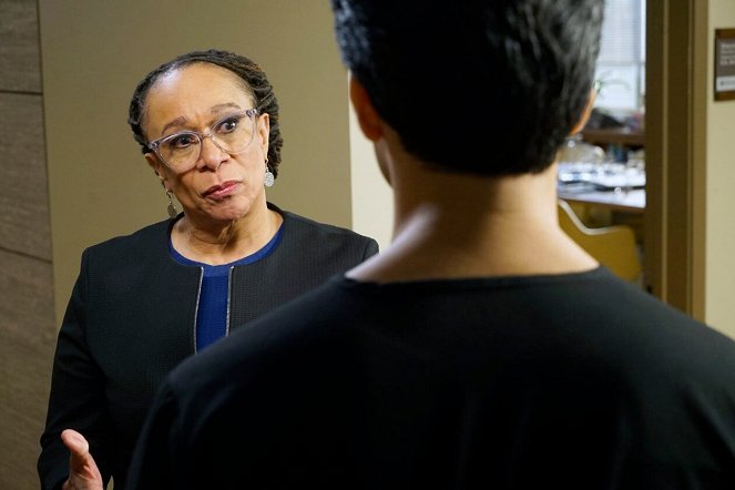 Chicago Med - Season 5 - It May Not Be Forever - Photos - S. Epatha Merkerson