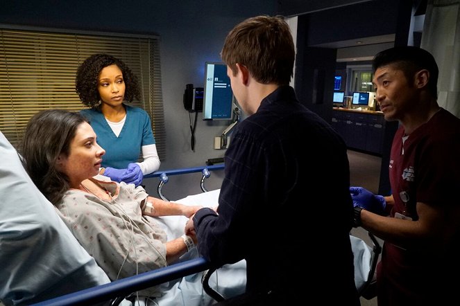 Chicago Med - It May Not Be Forever - Photos - Yaya DaCosta, Brian Tee