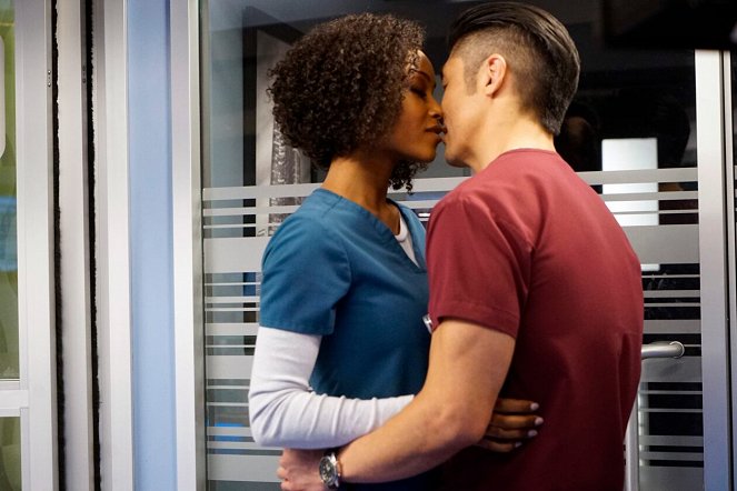 Chicago Med - It May Not Be Forever - Photos - Yaya DaCosta, Brian Tee