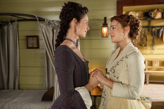 Outlander - Season 5 - Ognisty krzyż - Z filmu - Caitríona Balfe, Sophie Skelton
