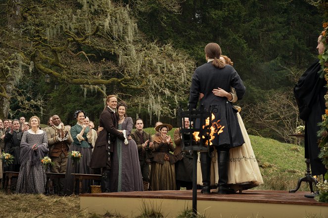 Outlander - Season 5 - The Fiery Cross - Photos - Maria Doyle Kennedy, Colin McFarlane, Caitlin O'Ryan, Sam Heughan, Caitríona Balfe