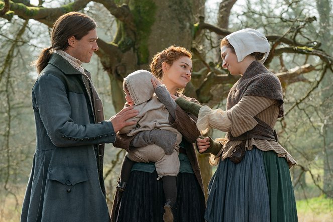 Outlander - Az idegen - Két tűz között - Filmfotók - Richard Rankin, Sophie Skelton, Caitlin O'Ryan