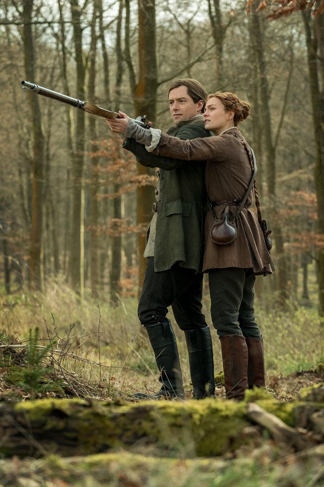 Outlander - Az idegen - Két tűz között - Filmfotók - Richard Rankin, Sophie Skelton