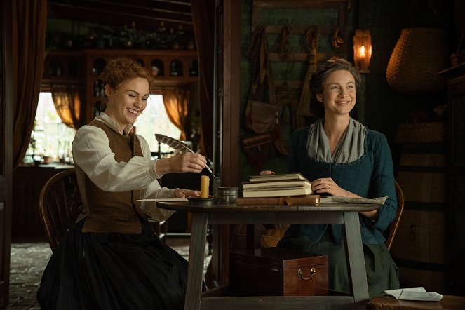 Outlander - Season 5 - Between Two Fires - Photos - Sophie Skelton, Caitríona Balfe