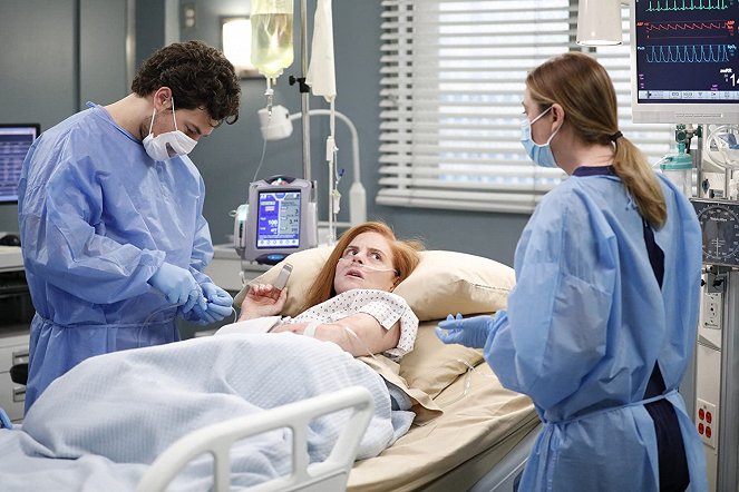 Grey's Anatomy - Season 16 - A Diagnosis - Photos - Giacomo Gianniotti, Sarah Rafferty, Ellen Pompeo