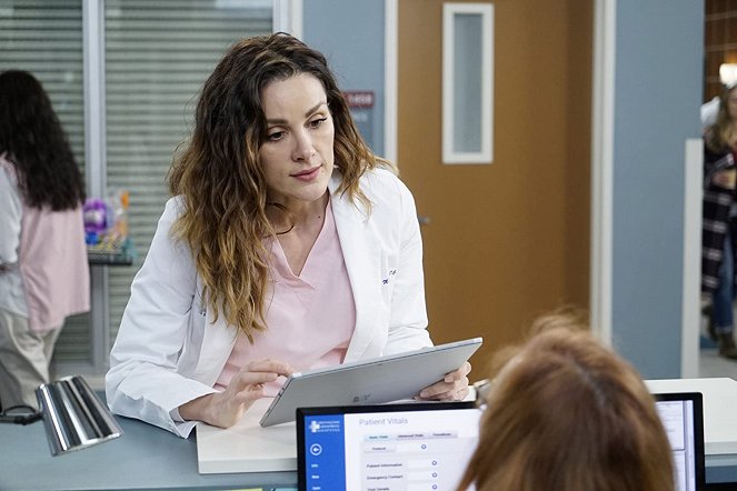 Grey's Anatomy - Season 16 - A Diagnosis - Photos - Stefania Spampinato