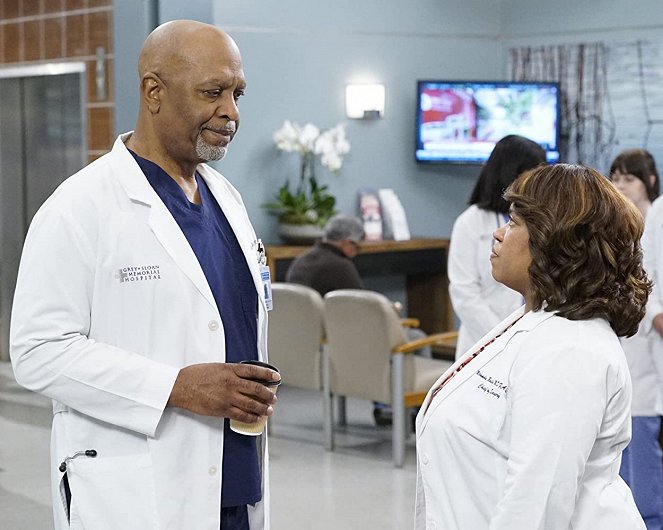Grey's Anatomy - Season 16 - A Diagnosis - Photos - James Pickens Jr., Chandra Wilson