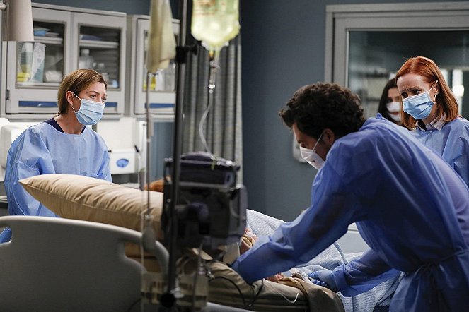 Grey's Anatomy - Season 16 - A Diagnosis - Photos - Ellen Pompeo, Giacomo Gianniotti, Lindy Booth