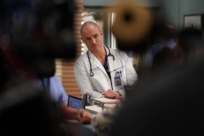 Grey's Anatomy - A Diagnosis - Van de set - Richard Flood
