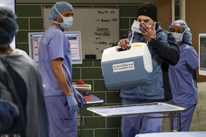 Grey's Anatomy - Season 16 - Snowblind - Photos - Giacomo Gianniotti